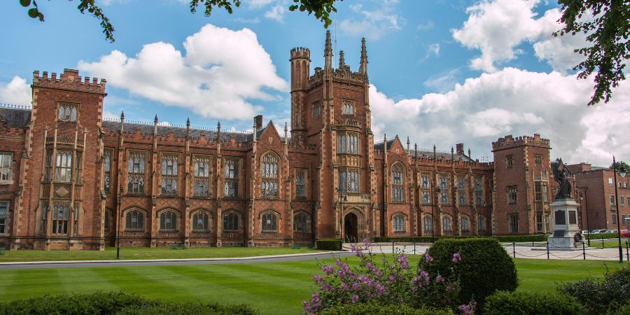 ¿La universidad de Queen en Belfast es buena para los estudiantes internacionales?